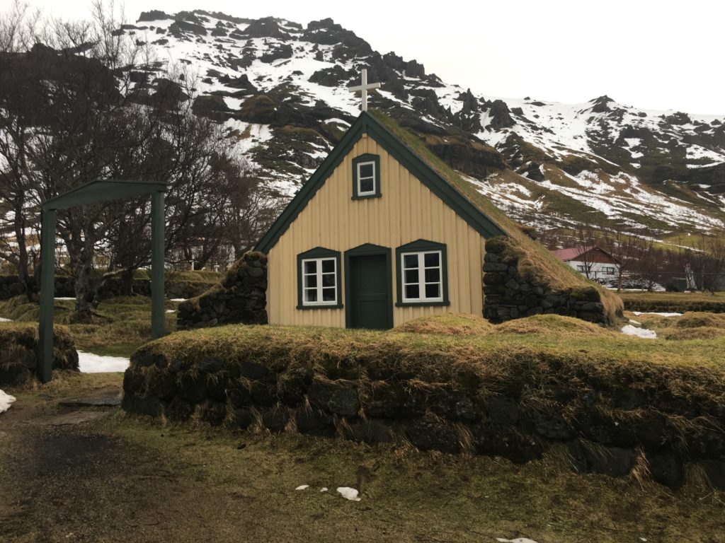 Eglise au toit en tourbe Hofn Islande